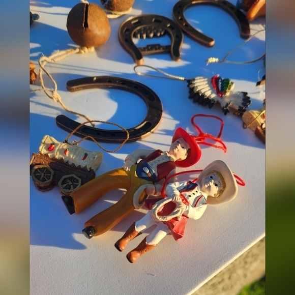 Western‎ Ornaments - Picture 1 of 7